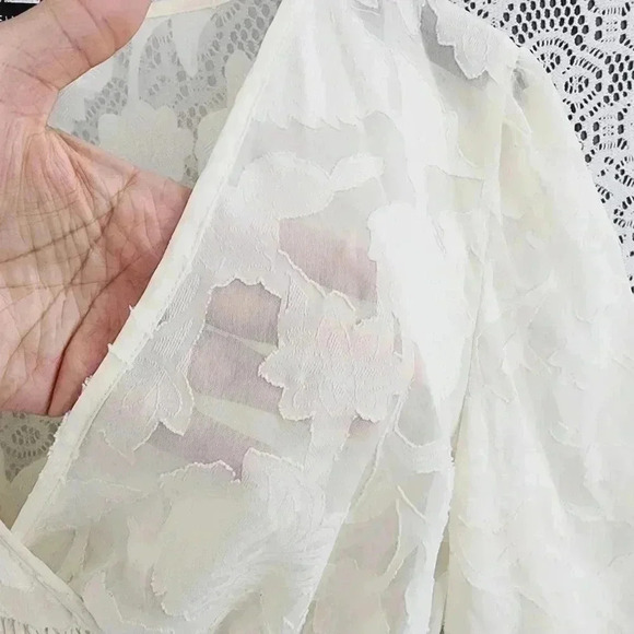 Sincerly Jules wrap textured balloon sleeve crop blouse L cream - Picture 3 of 7